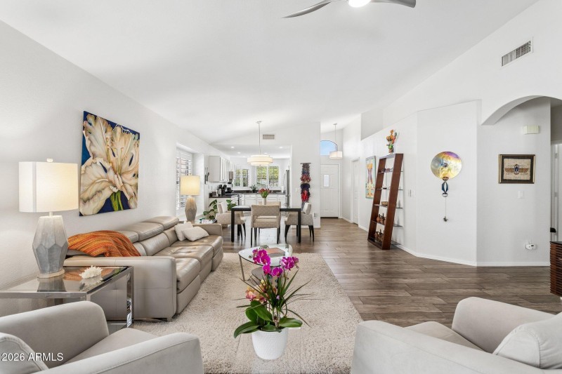 8-web-or-mls-21610-n-44th-pl