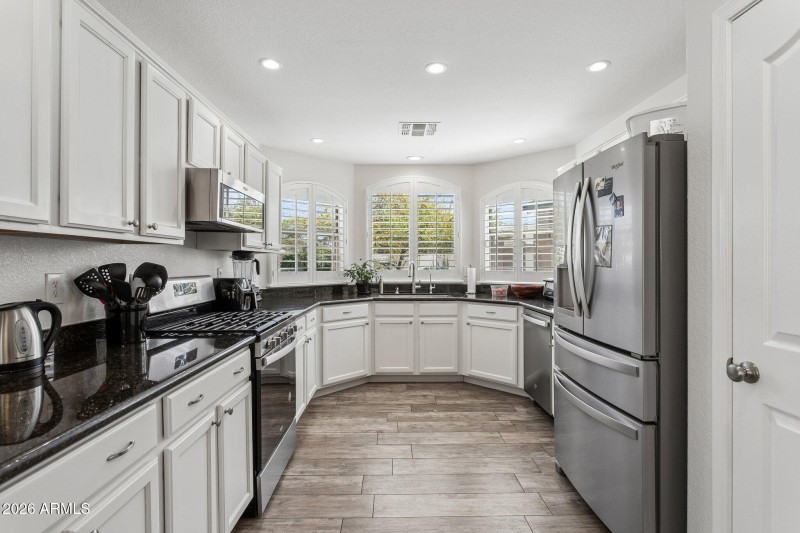 12-web-or-mls-21610-n-44th-pl