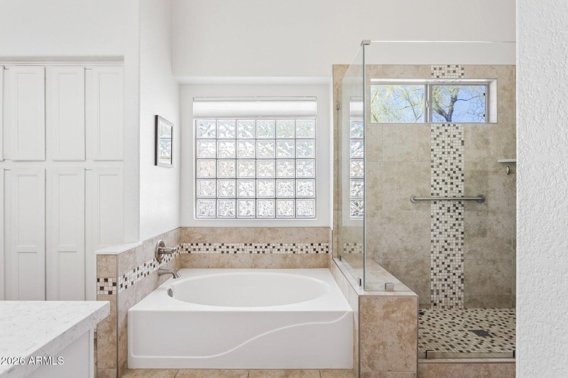 19-web-or-mls-21610-n-44th-pl