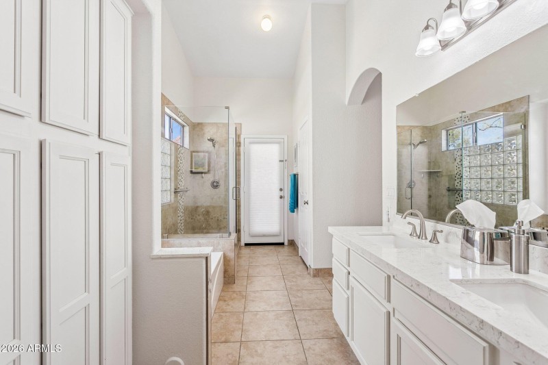 22-web-or-mls-21610-n-44th-pl