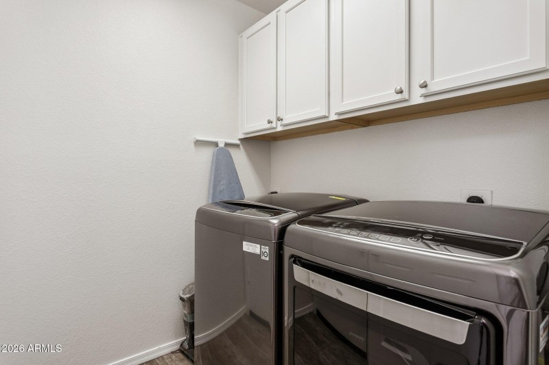 28-web-or-mls-21610-n-44th-pl