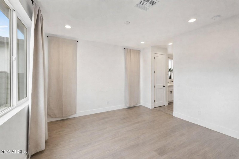 18-Primary Bedroom (3)