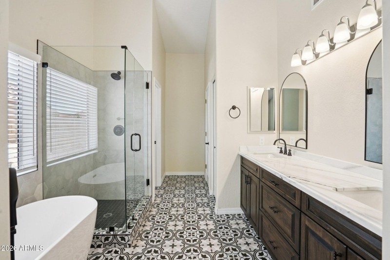 40-web-or-mls-W Melinda Ln-L1303-040