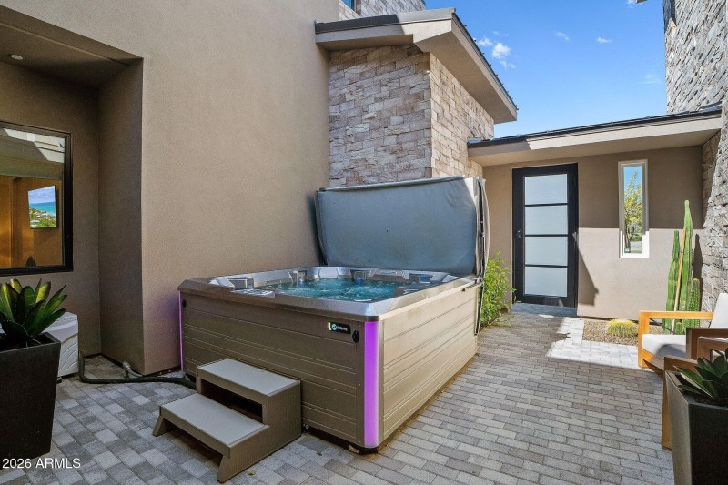 Rare Spa at SEVEN - Front Courtyard