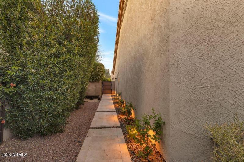 Side yard hardscape & recreation.