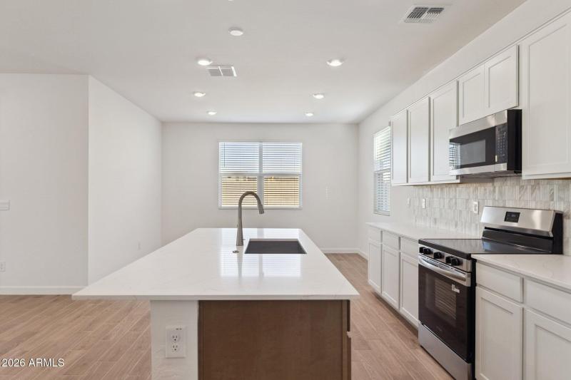 9-web-or-mls-24242-w-southgate-ave