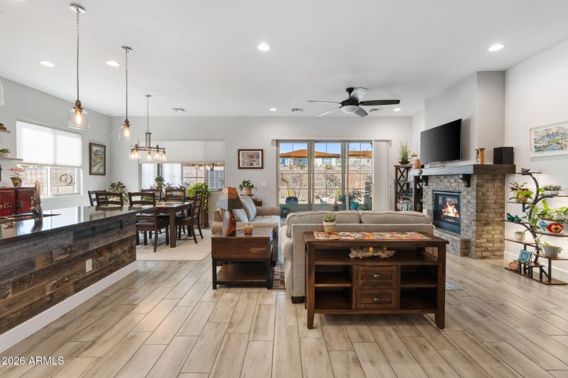 4-web-or-mls-04-Living Room & Kitchen