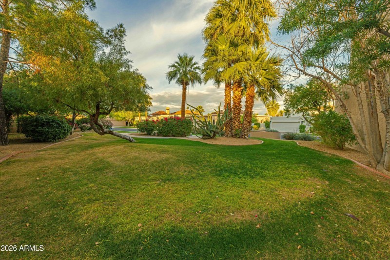 HOME SIDE NO NEIGHBOR