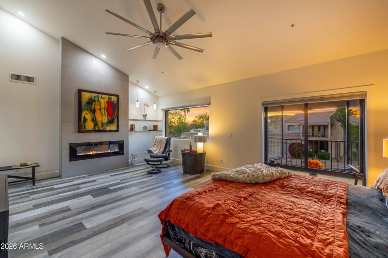 WARM & INVITING PRIMARY BEDROOM SITTING