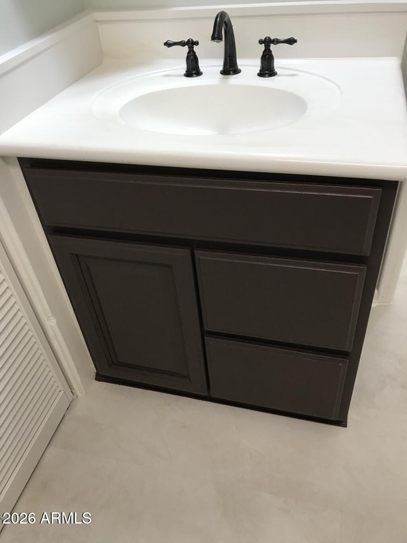 Apt B - Bath+Laundry-08