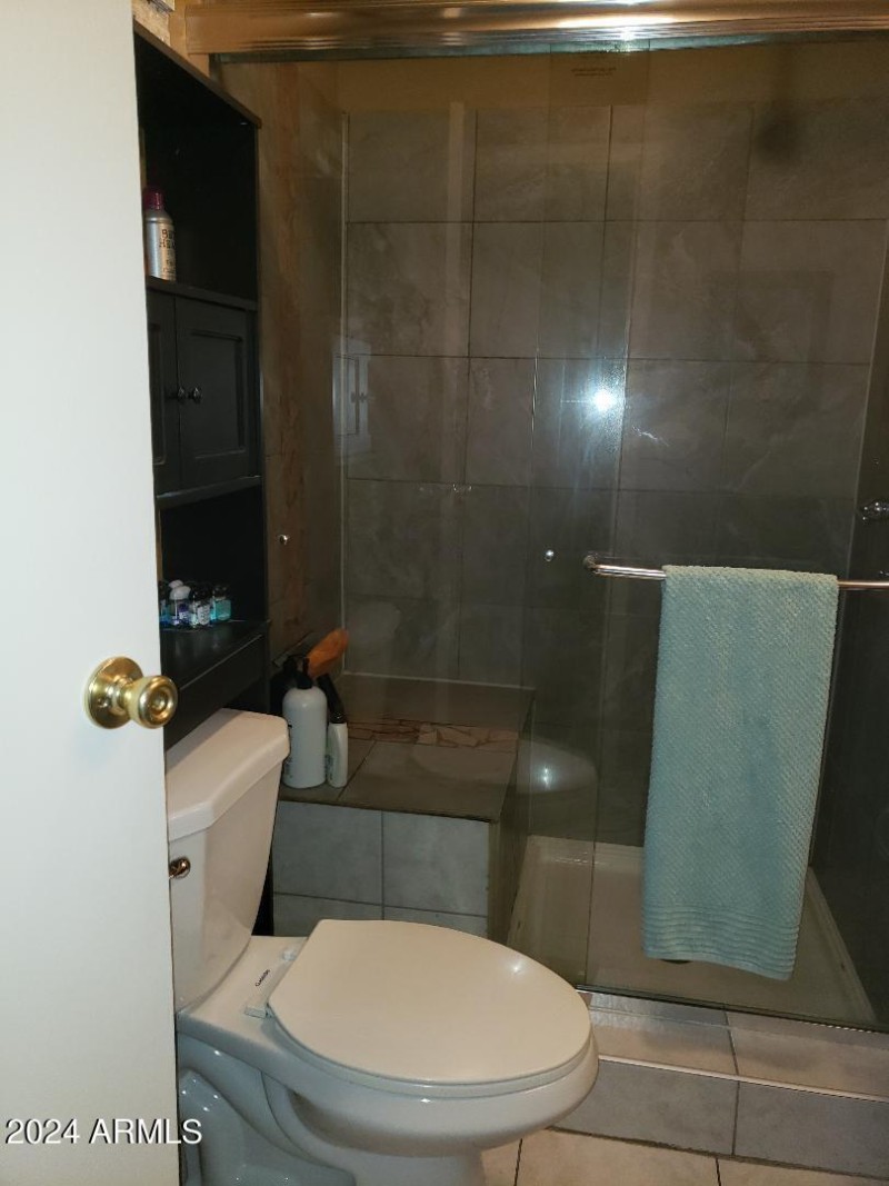 Hall shower with seat