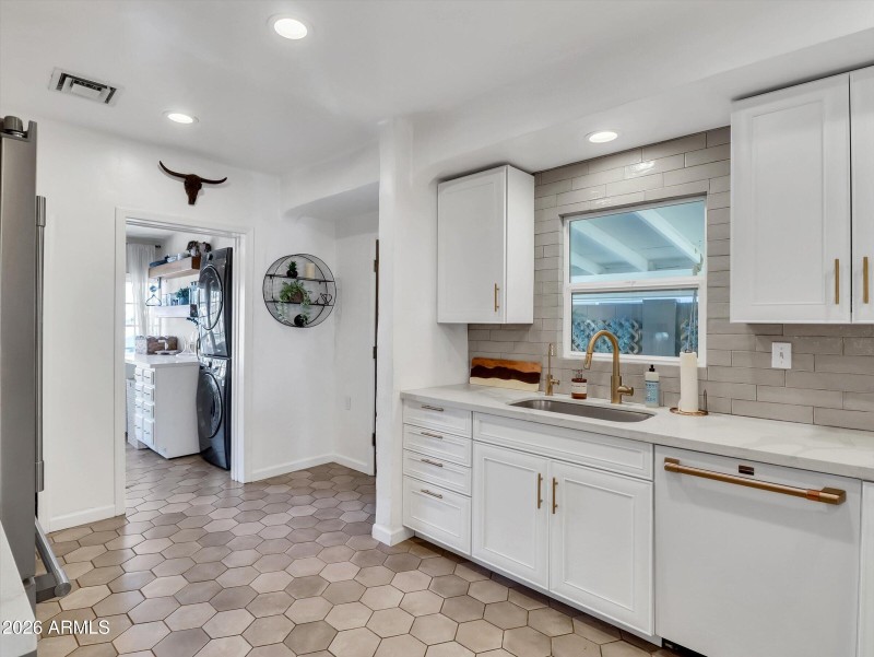 16-2204 E Whitton Avenue-16