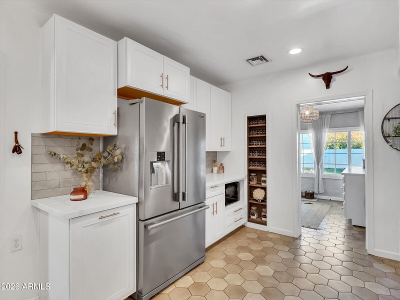 17-2204 E Whitton Avenue-17