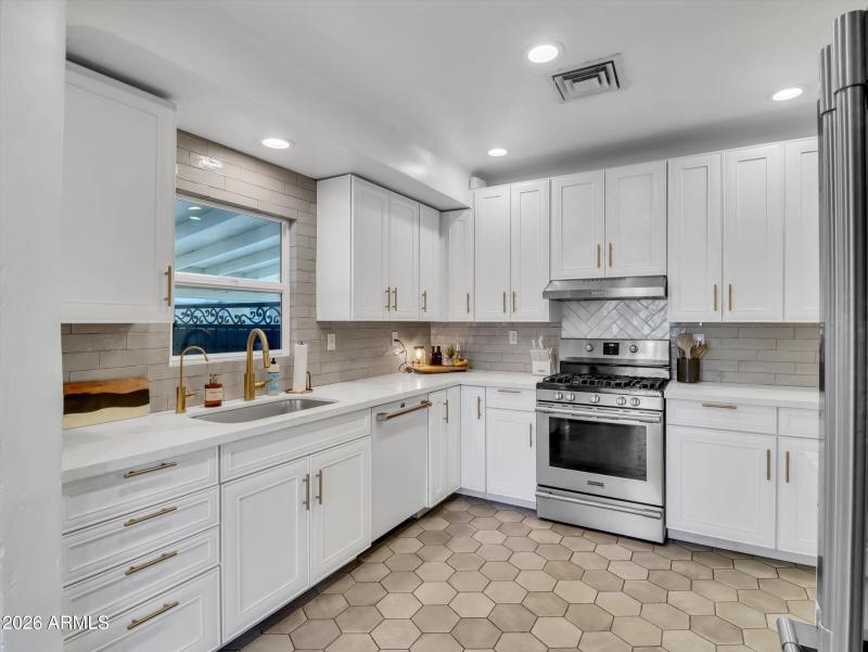 18-2204 E Whitton Avenue-18