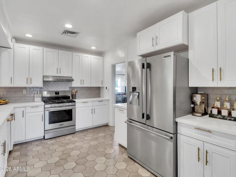 19-2204 E Whitton Avenue-19