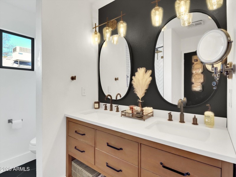 29-2204 E Whitton Avenue-29