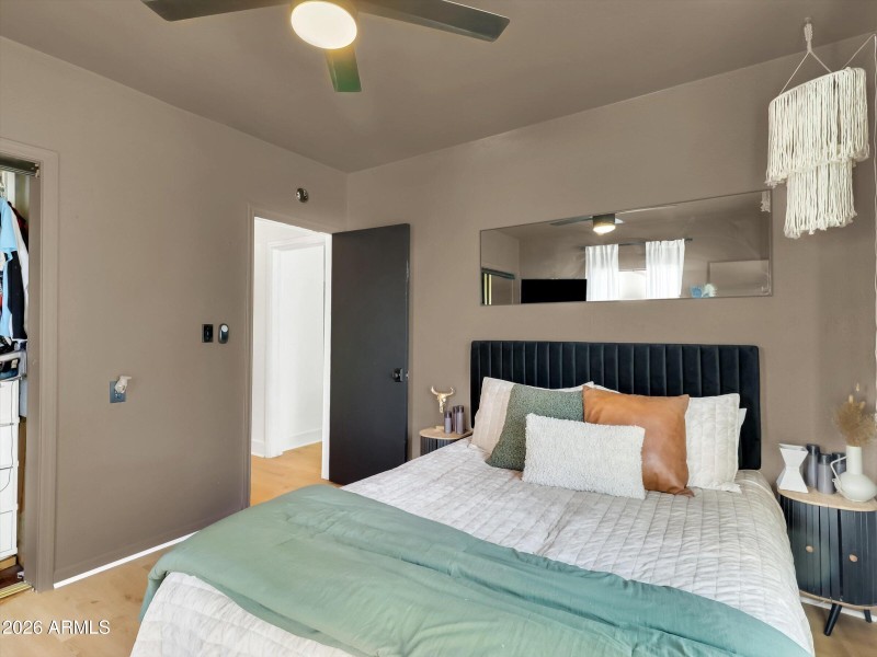 33-2204 E Whitton Avenue-33