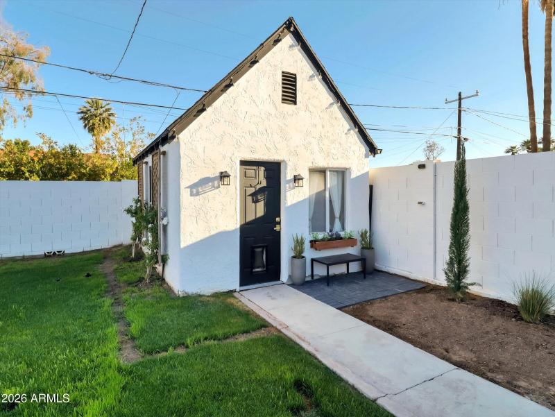 40-2204 E Whitton Avenue-40