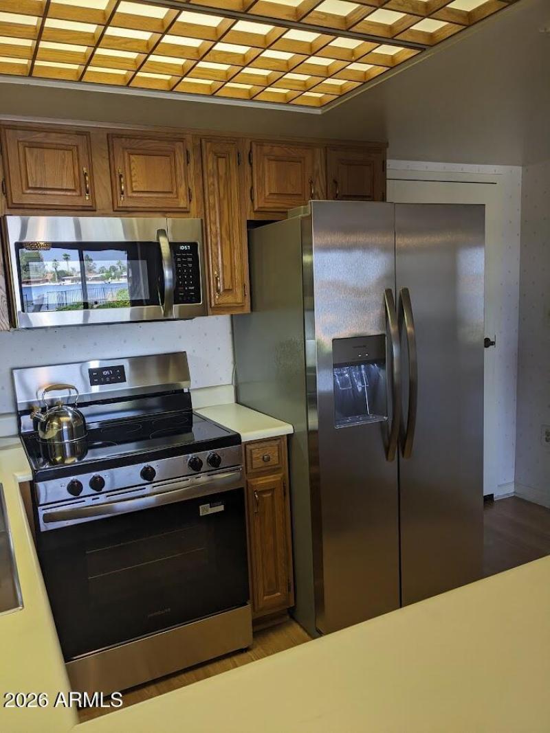 KITCHEN WITH NEW APPLIANCES