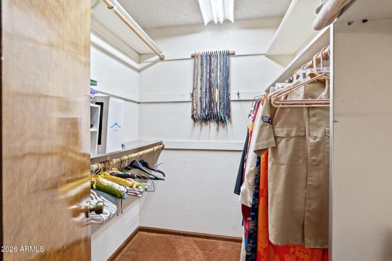 WALK-IN CLOSET