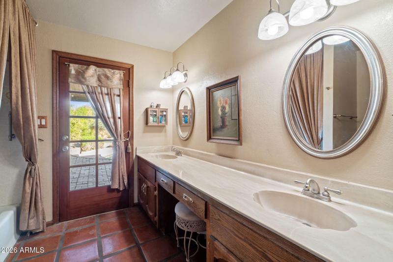 BATHROOM 3 (HALL BATHROOM)