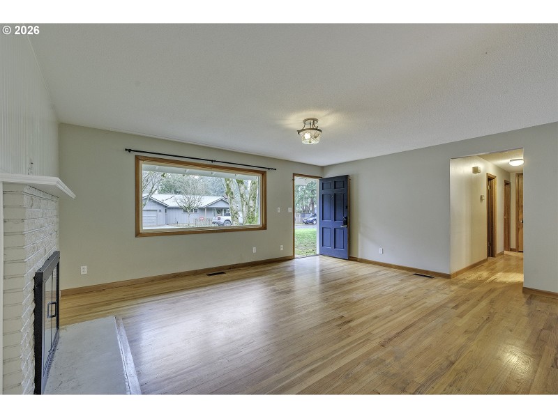 Living Room/Entrance