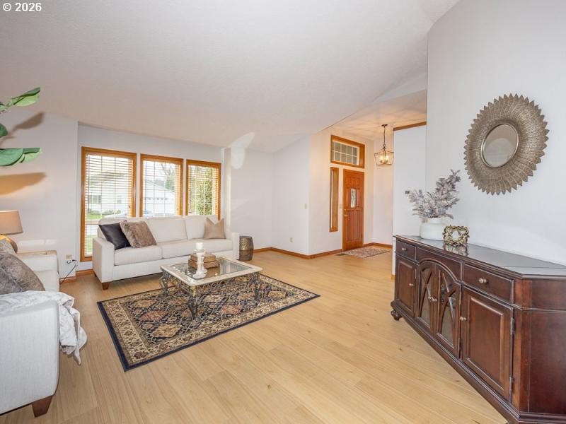 Living Room/Entrance