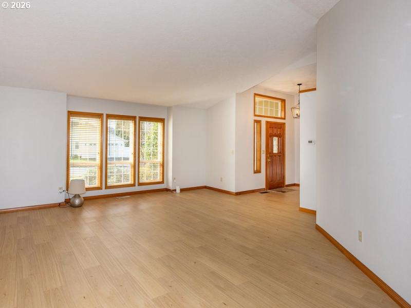 Living Room/Entrance