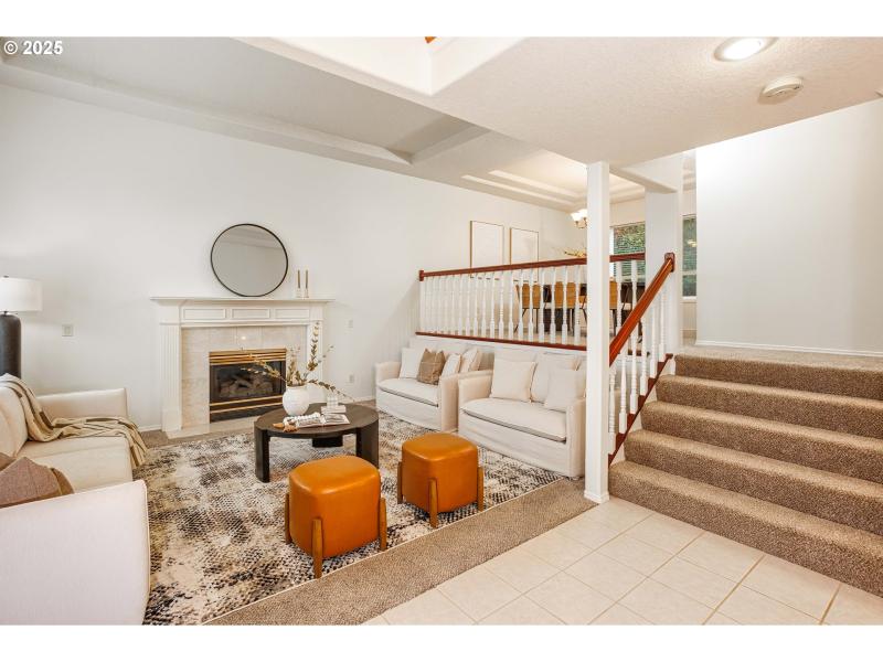 Living Room/Entrance