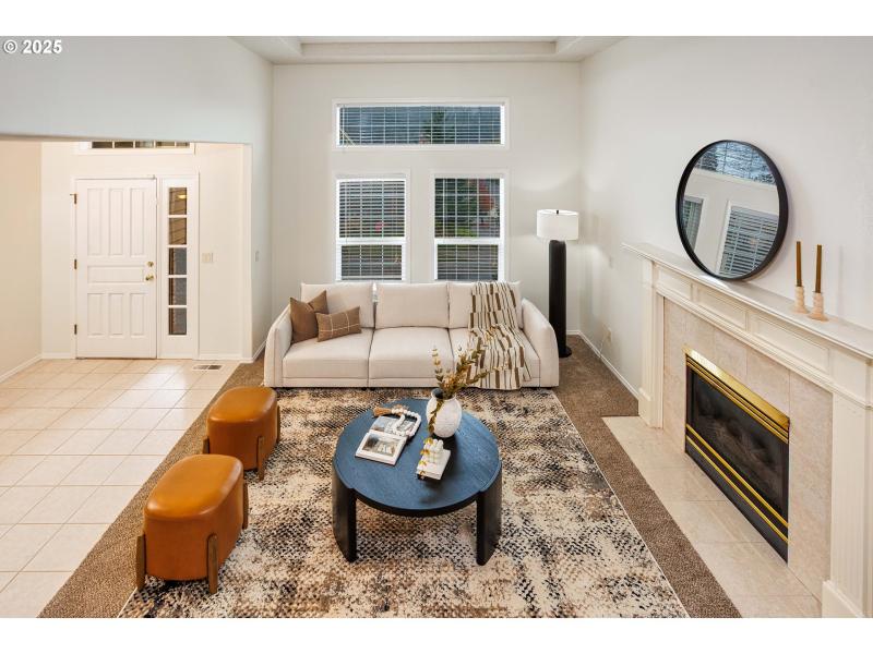 Living Room/Entrance