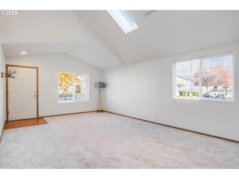 Living Room/Entrance