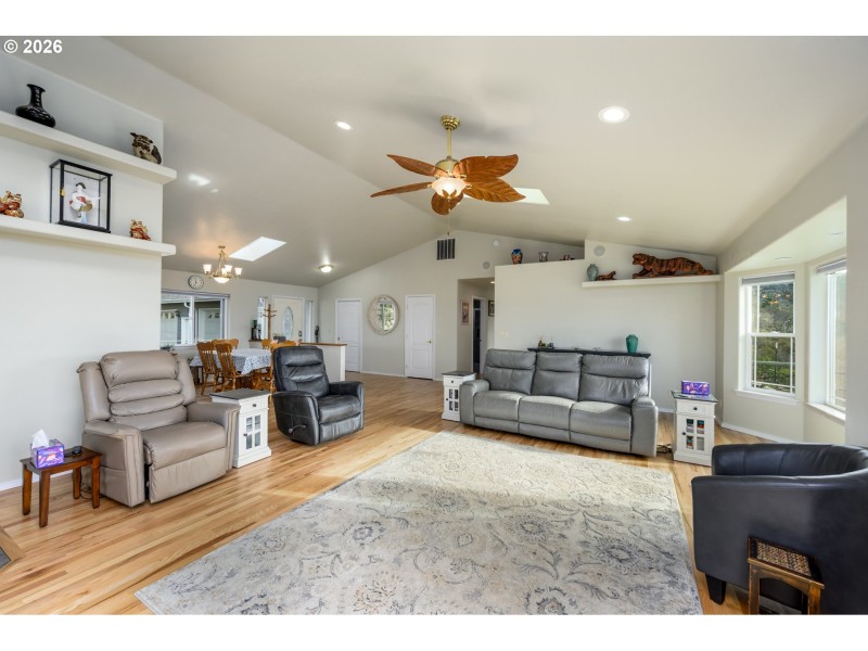 Living Room/Entrance