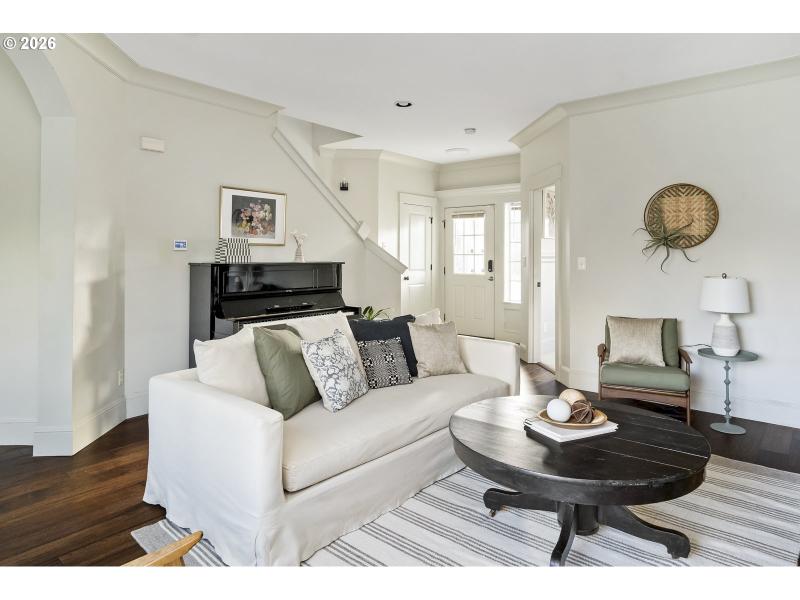 Living Room/Entrance