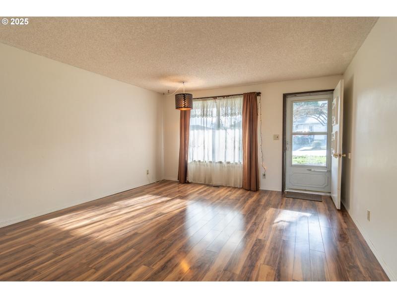 Living Room/Entrance