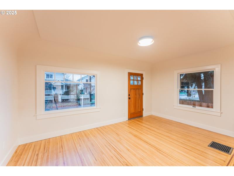 Living Room/Entrance