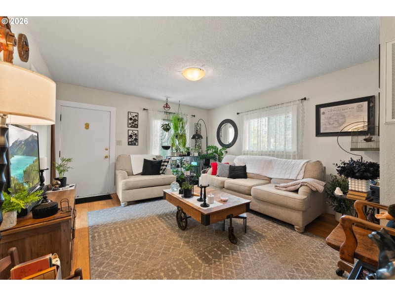 Living Room/Entrance