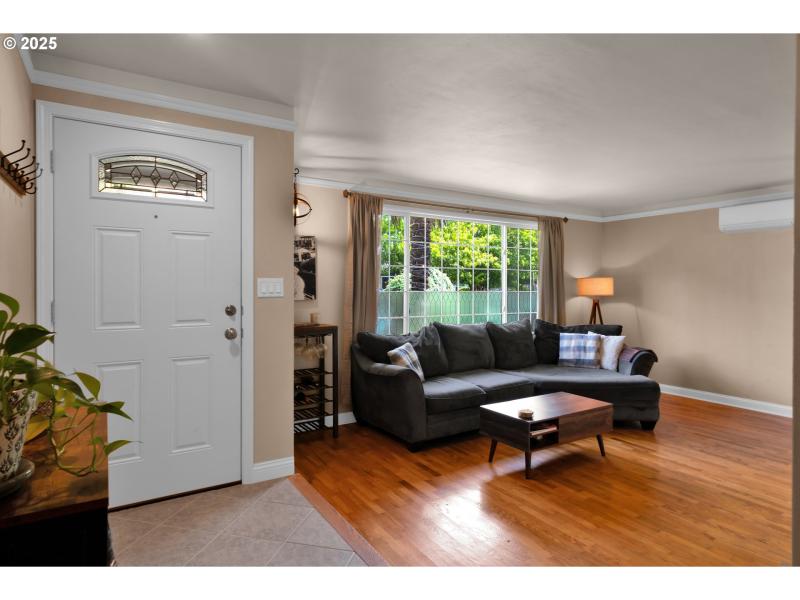 Living Room/Entrance