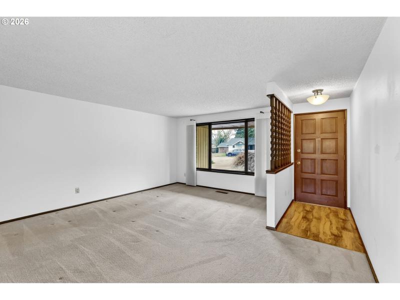 Living Room/Entrance