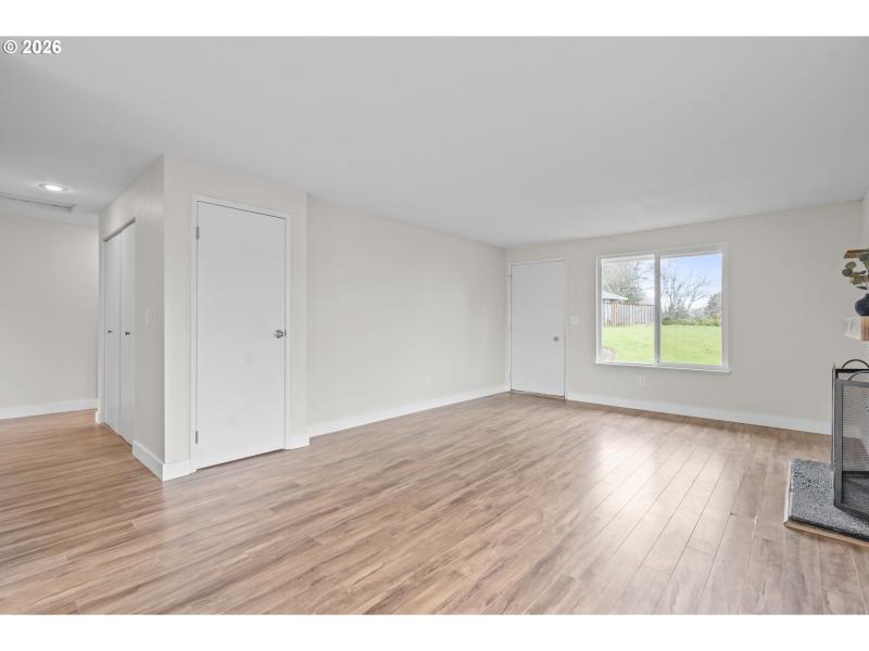 Living Room/Entrance