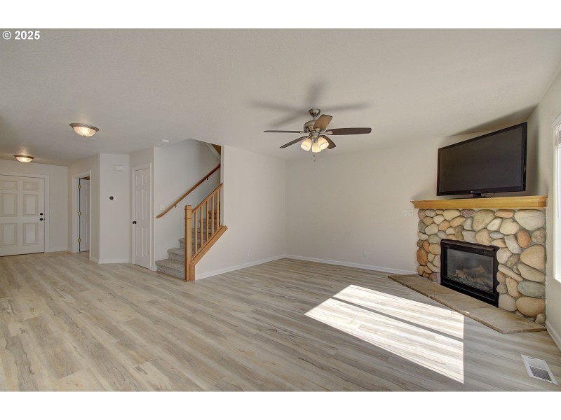Living Room/Entrance