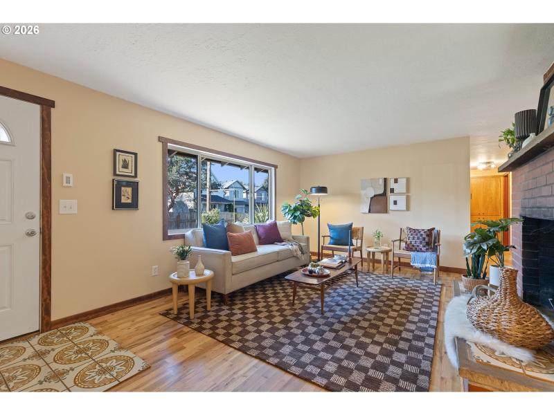 Living Room/Entrance