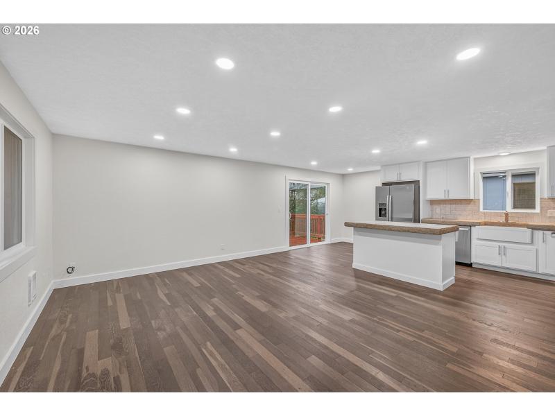 Living Room/Entrance