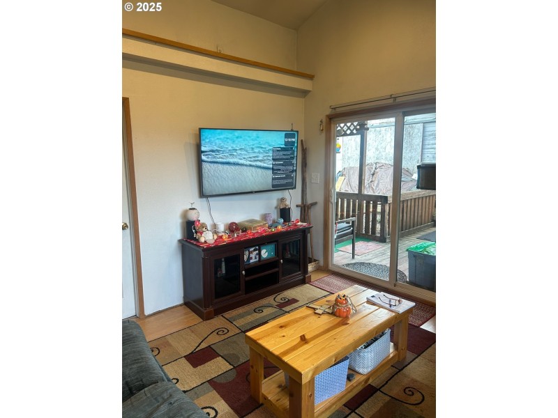 Living Room/Entrance