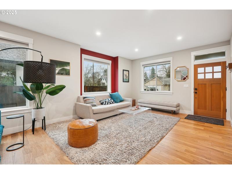 Living Room/Entrance