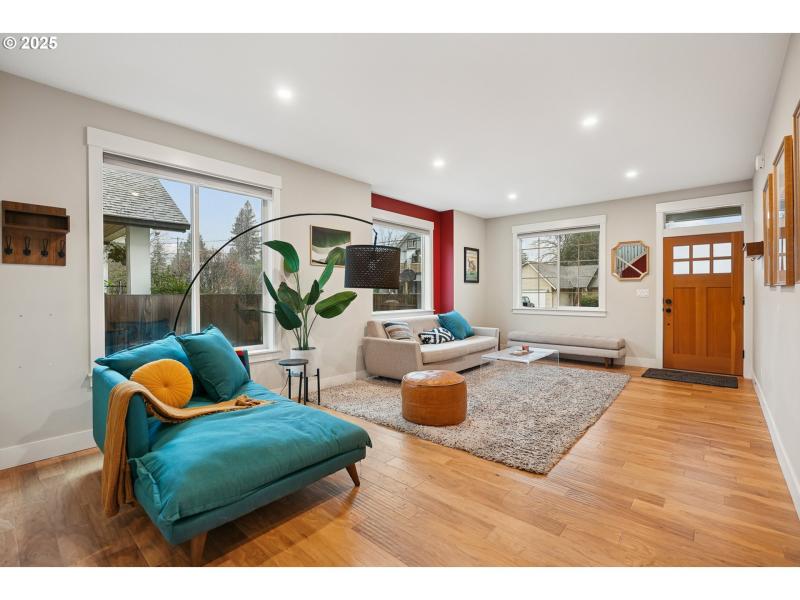 Living Room/Entrance