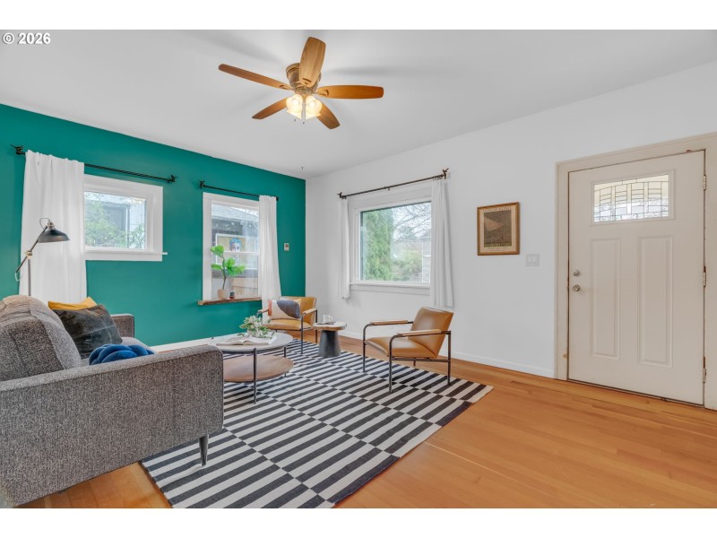 Living Room/Entrance