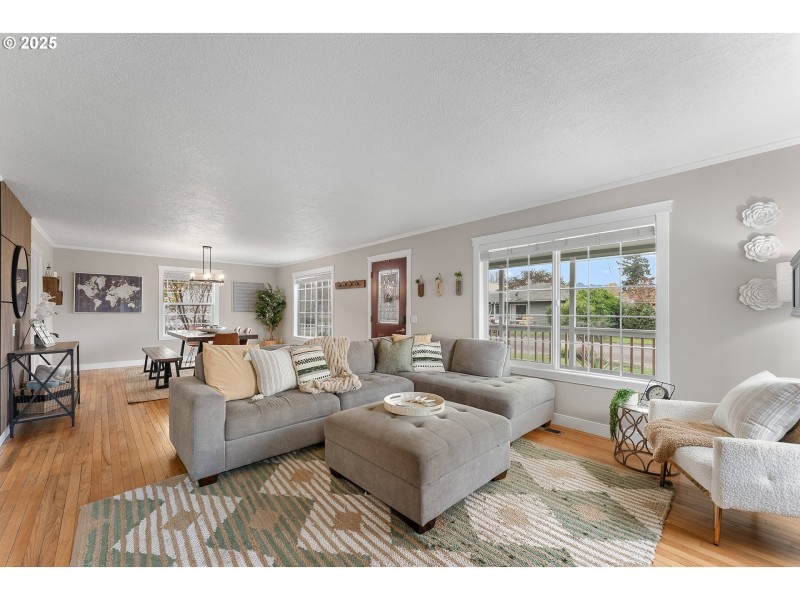 Living Room/Entrance