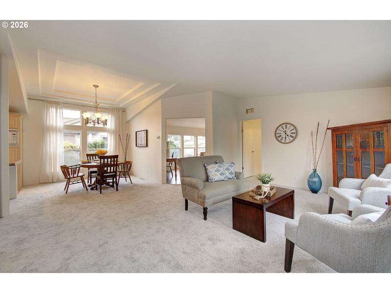 Living Room/Entrance