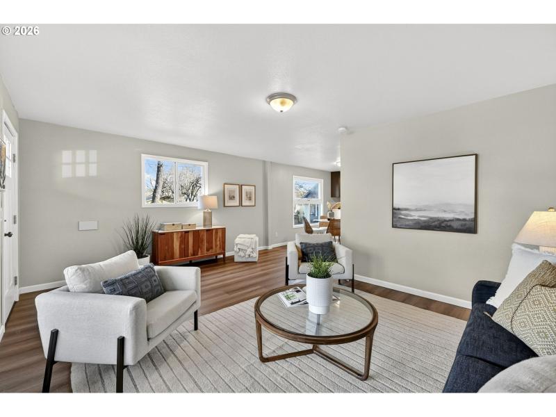 Living Room/Entrance