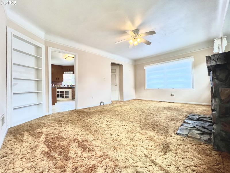 Living Room/Entrance